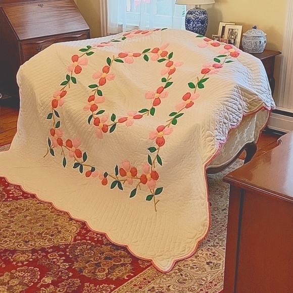 Vtg Handmade Dogwood Quilt
